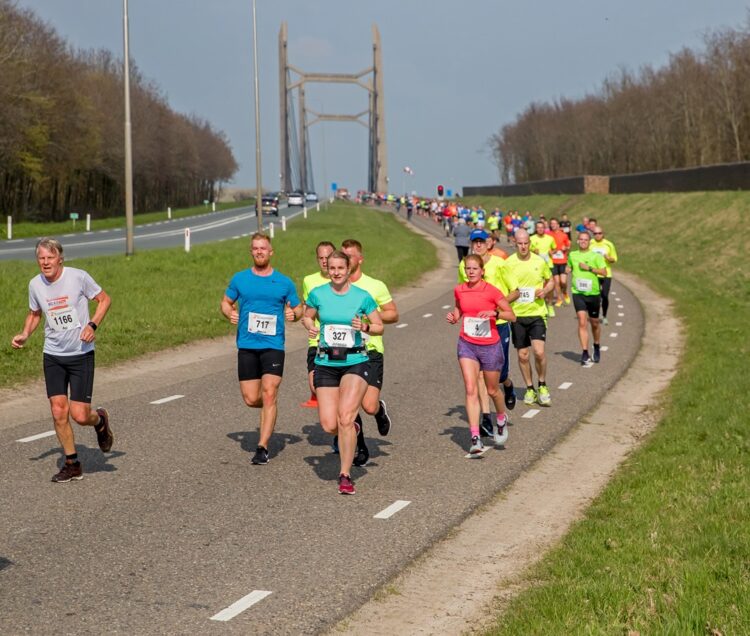 Hardlopers bij de 2bruggenloop in Kampen