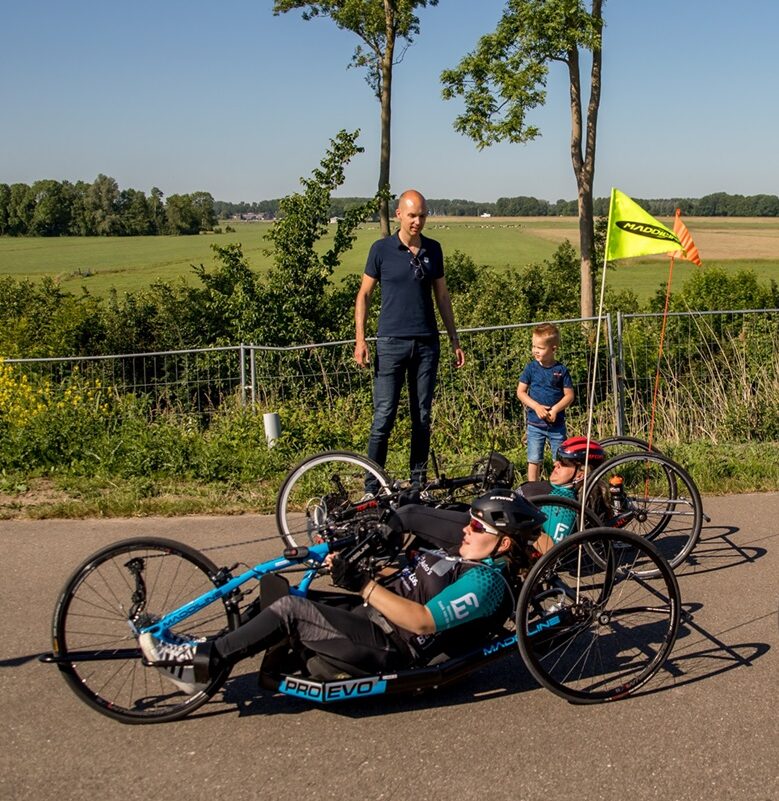 Mensen op handbikes bij KWC Kampen