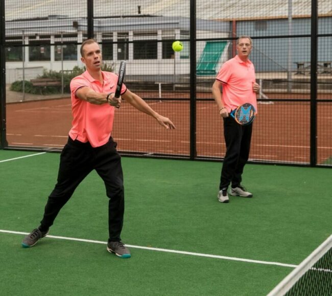 Mannen spelen padel bij KJLTC in Kampen