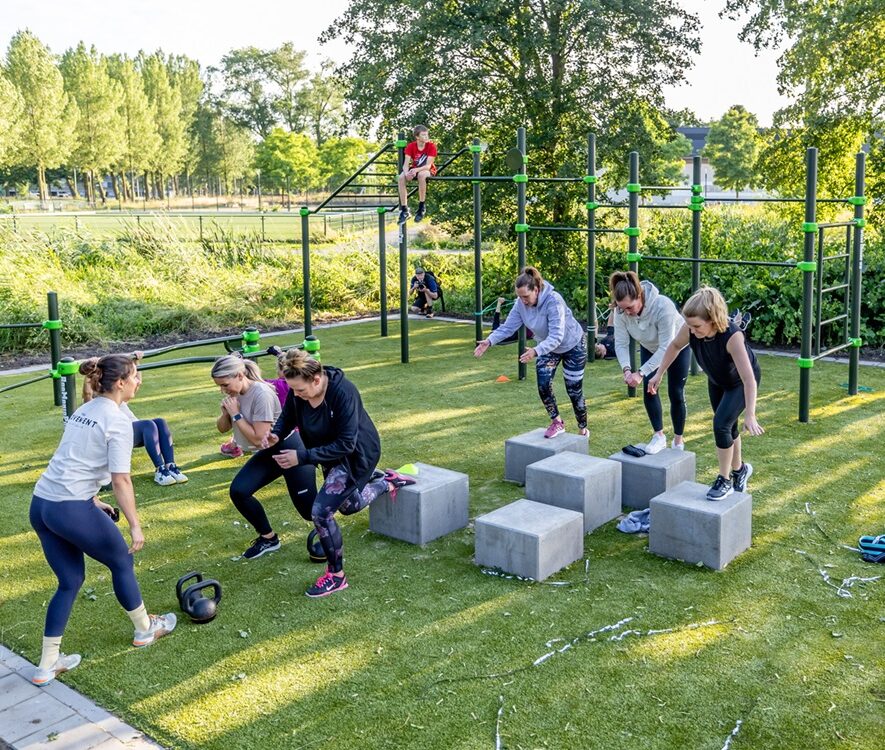 Groep mensen sport in calisthenics park