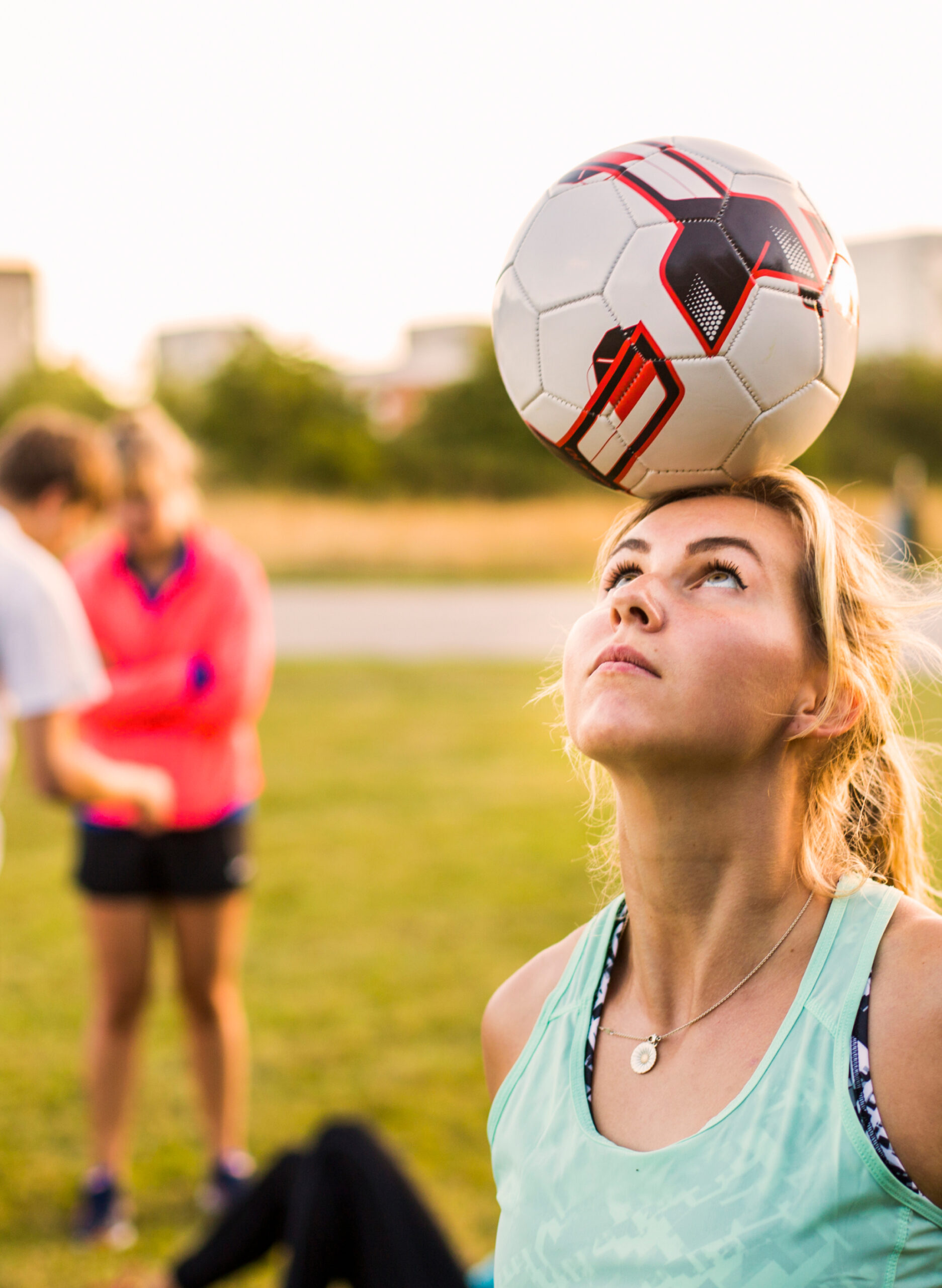 Vrouw balanceert bal op hoofd